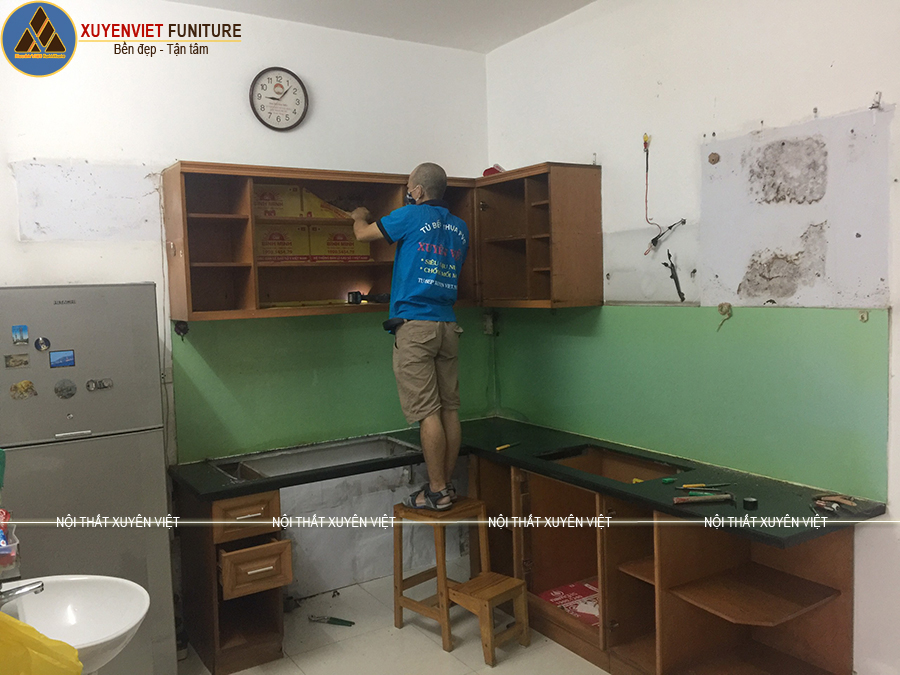 Bộ tủ bếp gỗ bị mối mọt ăn gần như hoàn toàn nhà anh Trí