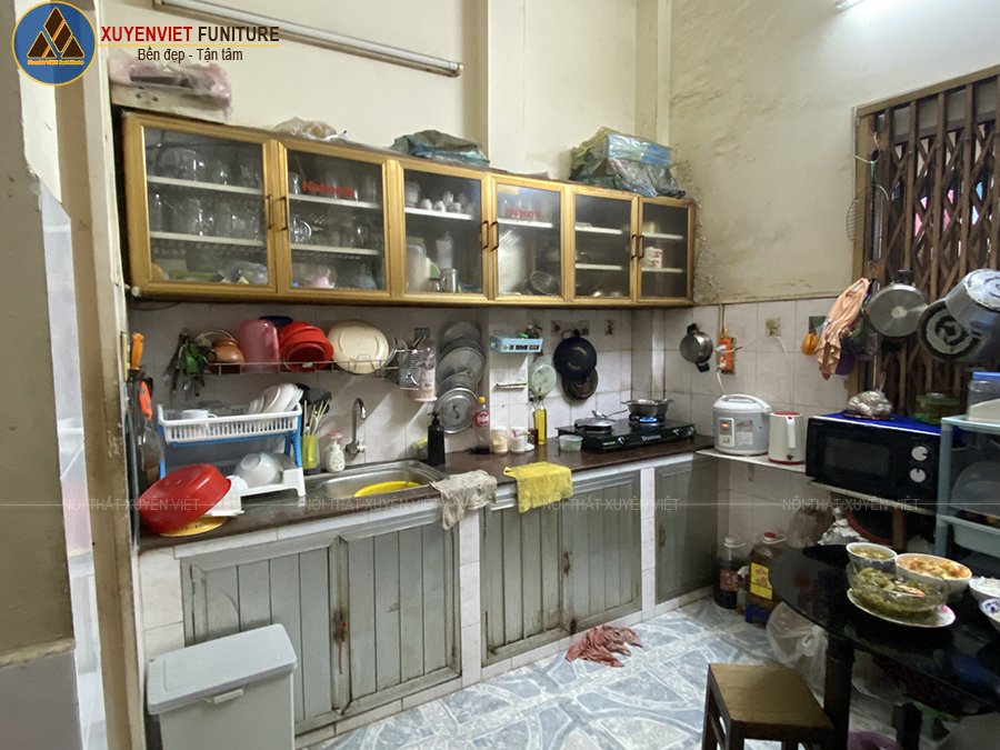 Hiện trạng tủ bếp nhôm kính đã cũ nhà anh Dũng