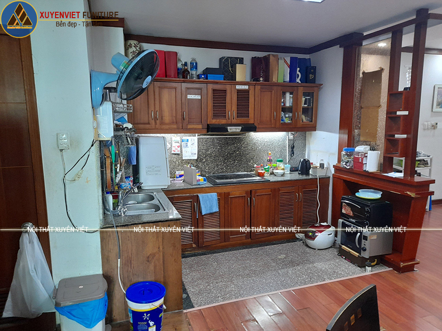 Hiện trạng tủ bếp gỗ xập xệ nhà anh Đô - quận 7