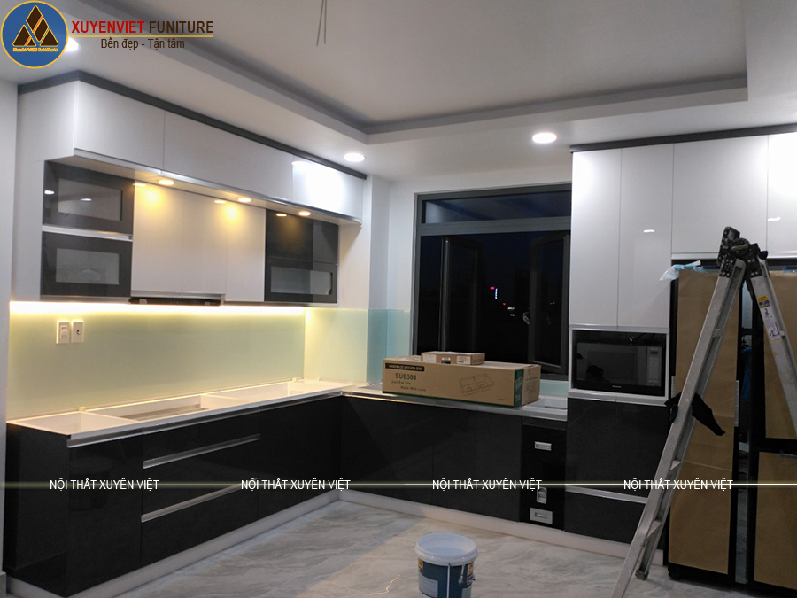 Phòng bếp thoáng đãng với mẫu tủ bếp chữ L có cửa sổ nhà chị Loan