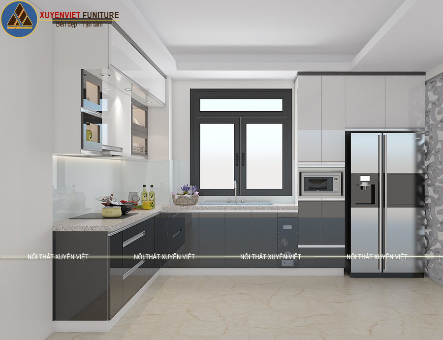 Phòng bếp thoáng đãng với mẫu tủ bếp chữ L có cửa sổ nhà chị Loan