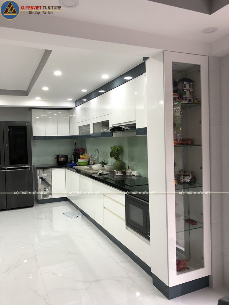 Hình ảnh thực tế tủ bếp tông trắng nhà anh Thể sau khi đã lắp đặt hoàn thiện Tủ bếp đẹp phủ sơn men bóng nhà anh Thể - quận 8