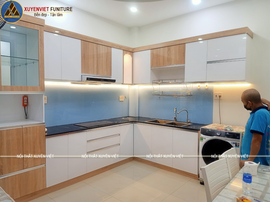 Tủ bếp hiện đại phủ acrylic nhà chú Xuân - Thủ Đức