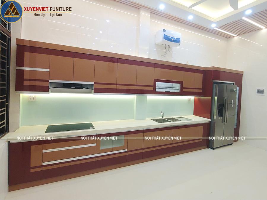 Tủ bếp nhựa sơn men bóng ô tô hiện đại nhà chú Cương Yên Bái