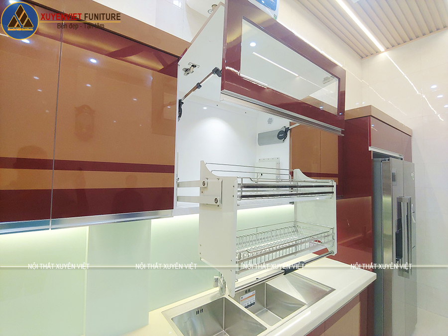 Tủ bếp nhựa sơn men bóng ô tô hiện đại nhà chú Cương Yên Bái