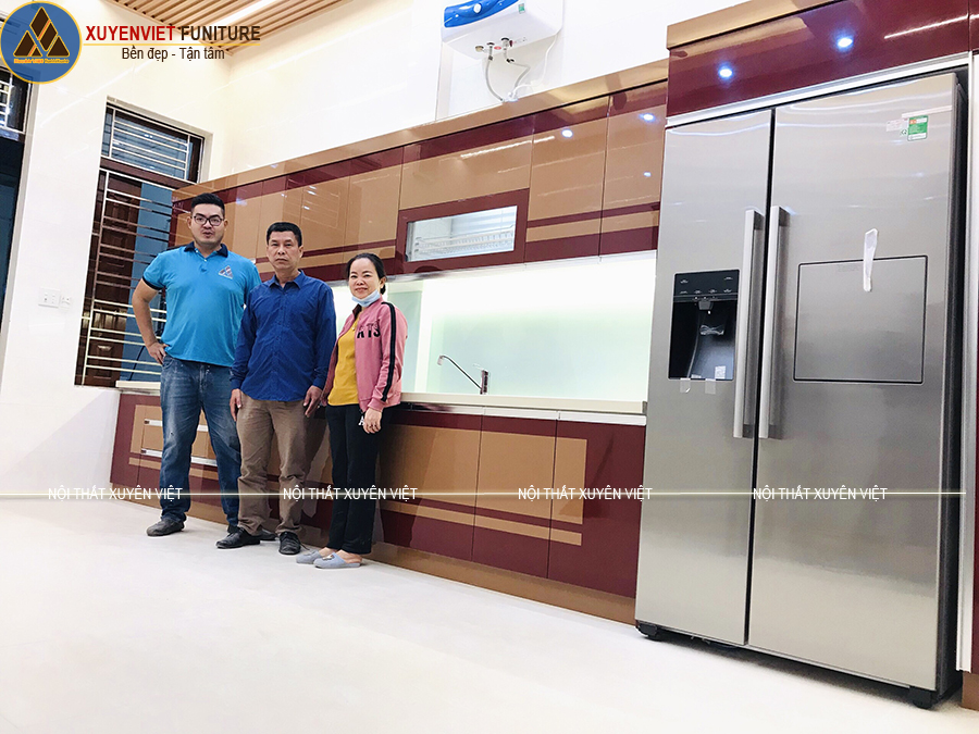 Tủ bếp nhựa sơn men bóng ô tô hiện đại nhà chú Cương Yên Bái