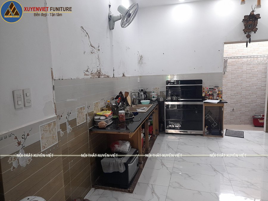 Hiện trạng tủ bếp cũ nhà chị Ngân trước khi thay thế bằng tủ bếp hiện đại 