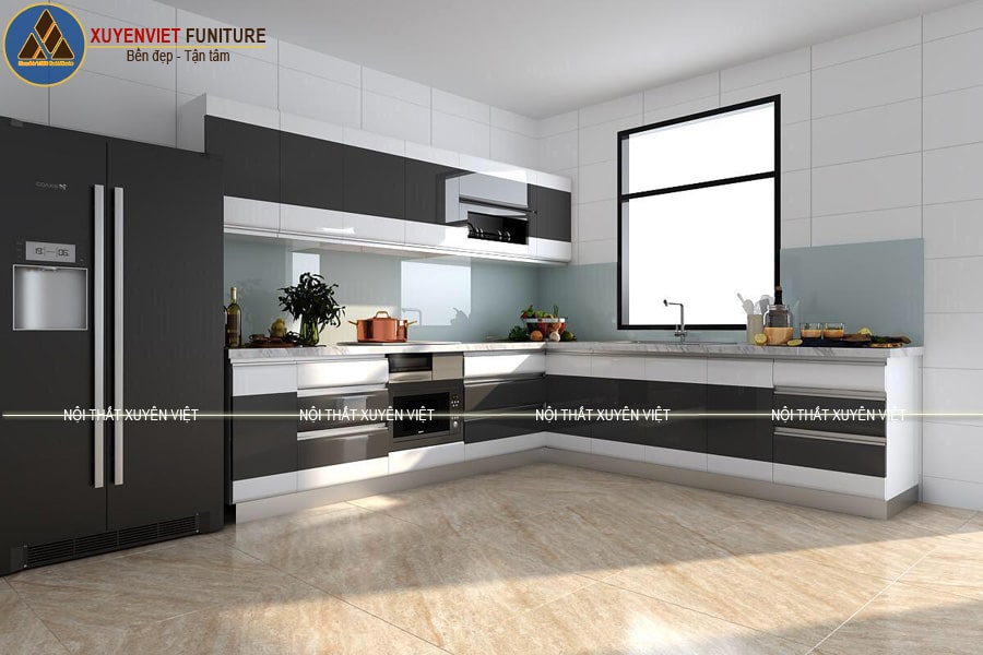 Tủ bếp hiện đại có cửa sổ tông đen trắng thời thượng