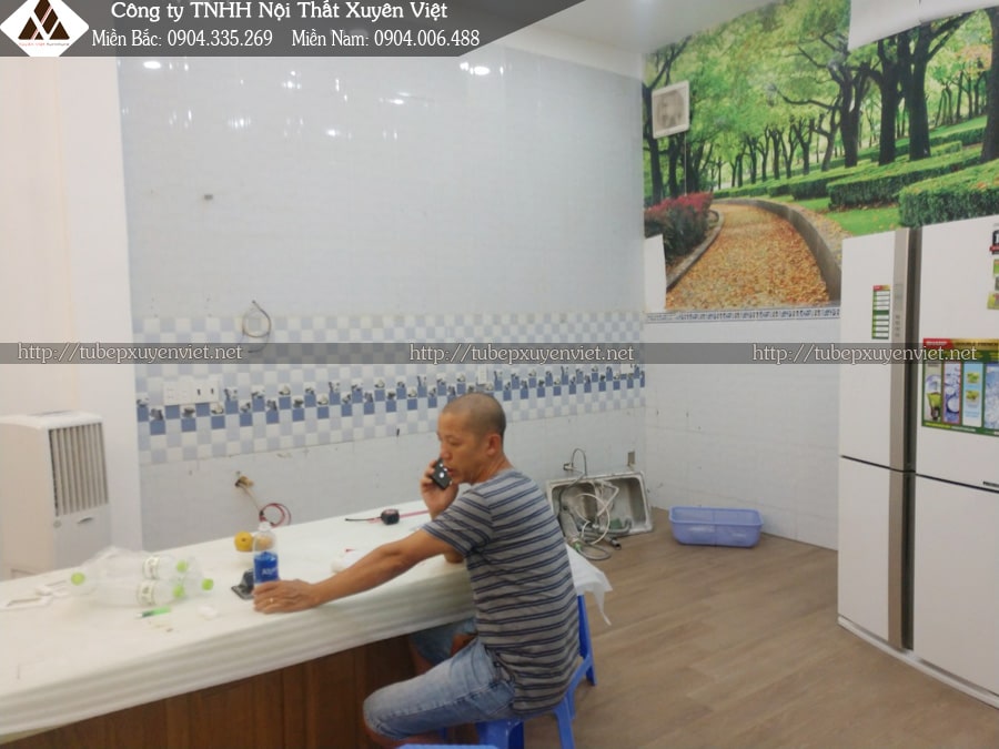 Tủ bếp đẹp có tủ kịch trần kèm hệ tủ rượu 1