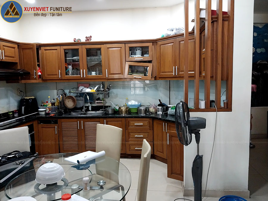 Hiện trạng tủ bếp gỗ xập xệ nhà chị Hường - Tân Bình