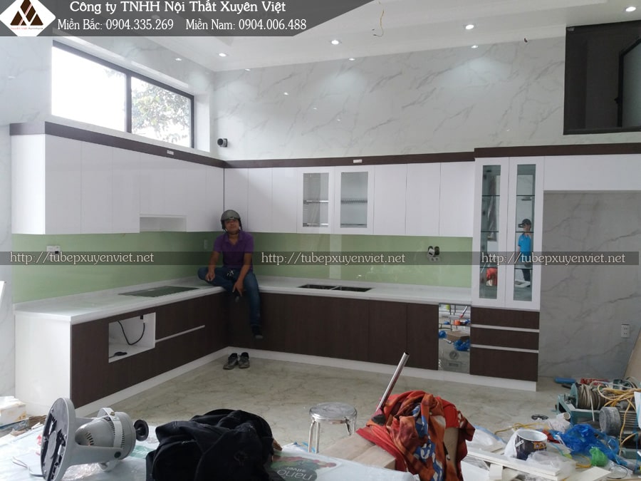 Bộ tủ bếp nhựa hiện đại màu vân gỗ sau khi Xuyên Việt thi công lắp đặt xong cho nhà chị Trang Tủ bếp nhựa hiện đại 2