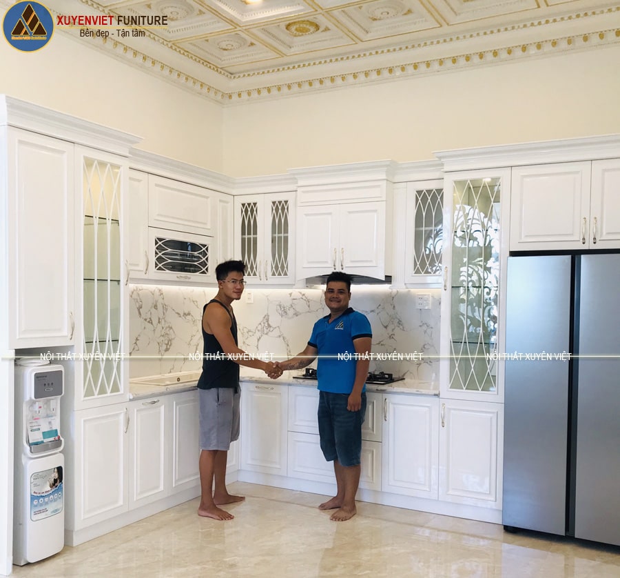 Tủ bếp tân cổ điển bẳng nhựa PVC đặc nhà anh Khánh với tông màu trắng làm chủ đạo đầy sang chảnh và hiện đại trong căn bếp tủ bếp tân cổ điển bằng nhựa PVC đặc 2