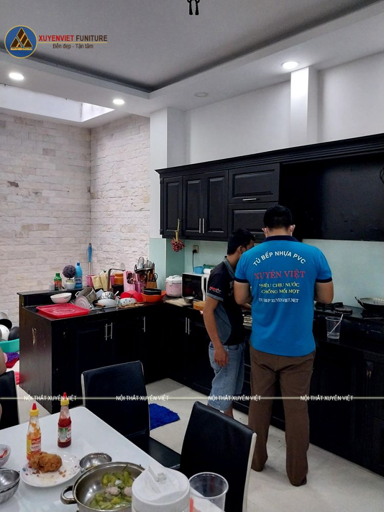 Hiện trạng tủ bếp bằng gỗ đã bị hư hỏng nhà chị Thiên Nga