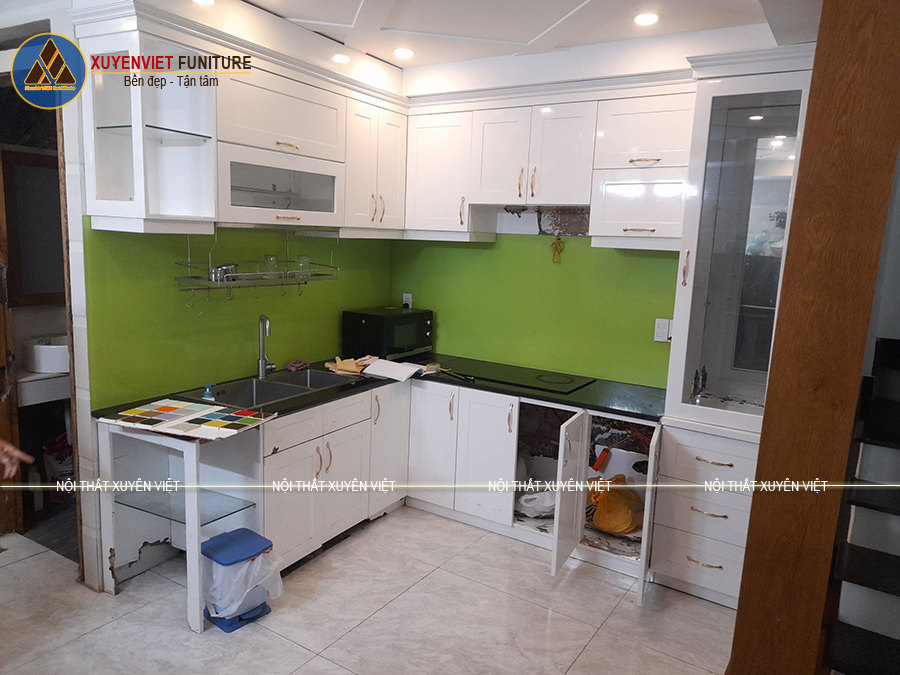 Hiện trạng hệ tủ bếp sập xệ và mối mọt nhà cô Hà