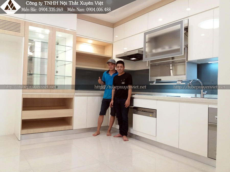 Mẫu tủ bếp Laminate kết hợp Sơn men bóng ô tô Xuyên Việt nhà anh Minh - Hải Phòng 1