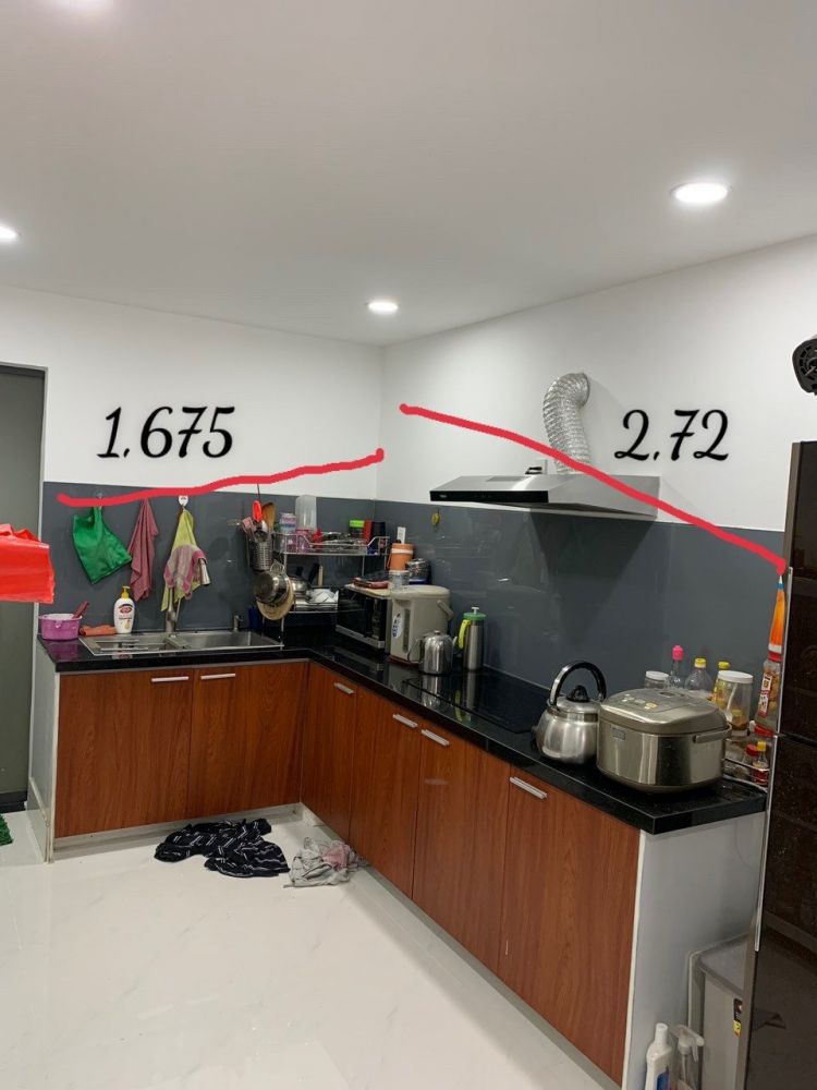 Hình ảnh tủ bếp bằng gỗ đã bị mối mọt của nhà anh Đăng - Quận 3