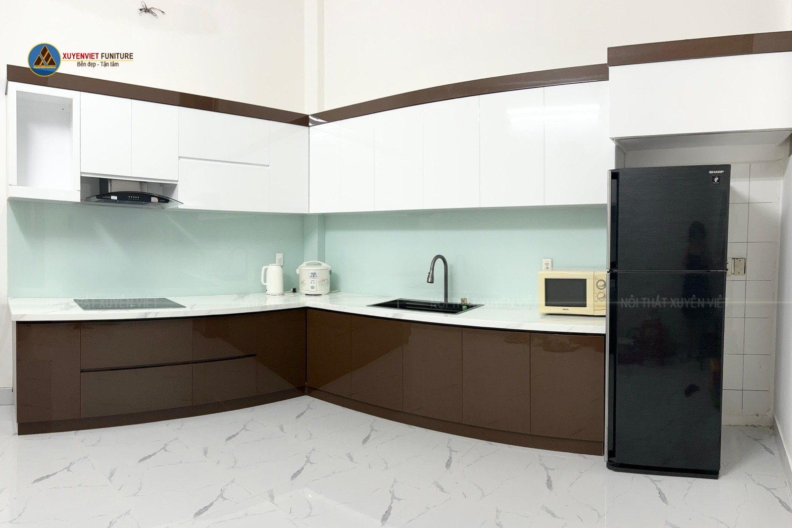  tủ bếp nhựa sơn men bóng ô tô