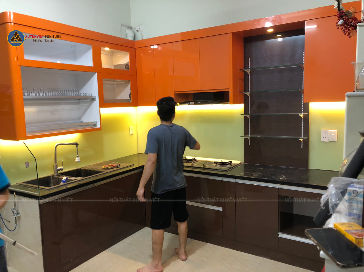 tủ bếp sơn men bóng cao cấp
