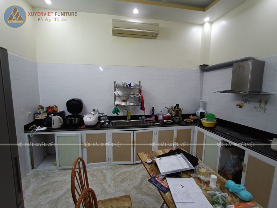 Bộ tủ bếp cũ bị sập xệ của nhà chị Thu