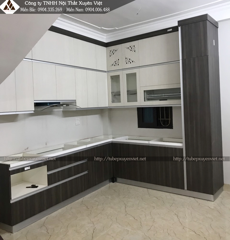 Mẫu tủ bếp chữ L laminate vân gỗ chị Thư