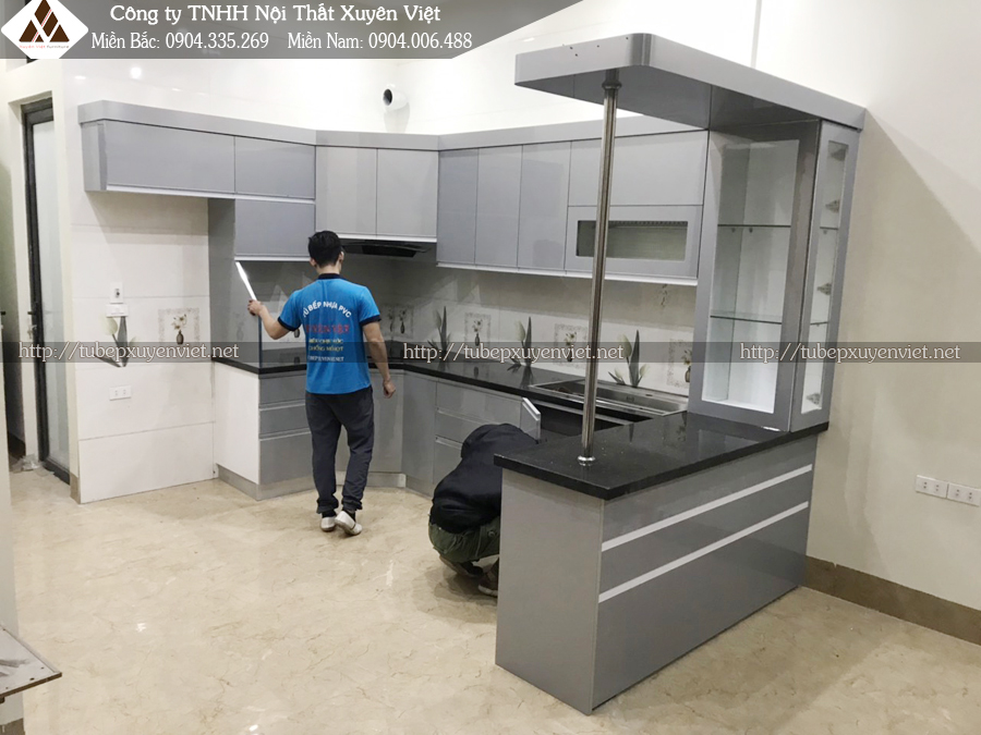 Mẫu tủ bếp nhựa acrylic có quầy bar nhà anh Hùng - Đông Anh