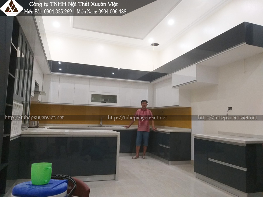 Tủ bếp đẹp có quầy bar nhà anh Toàn