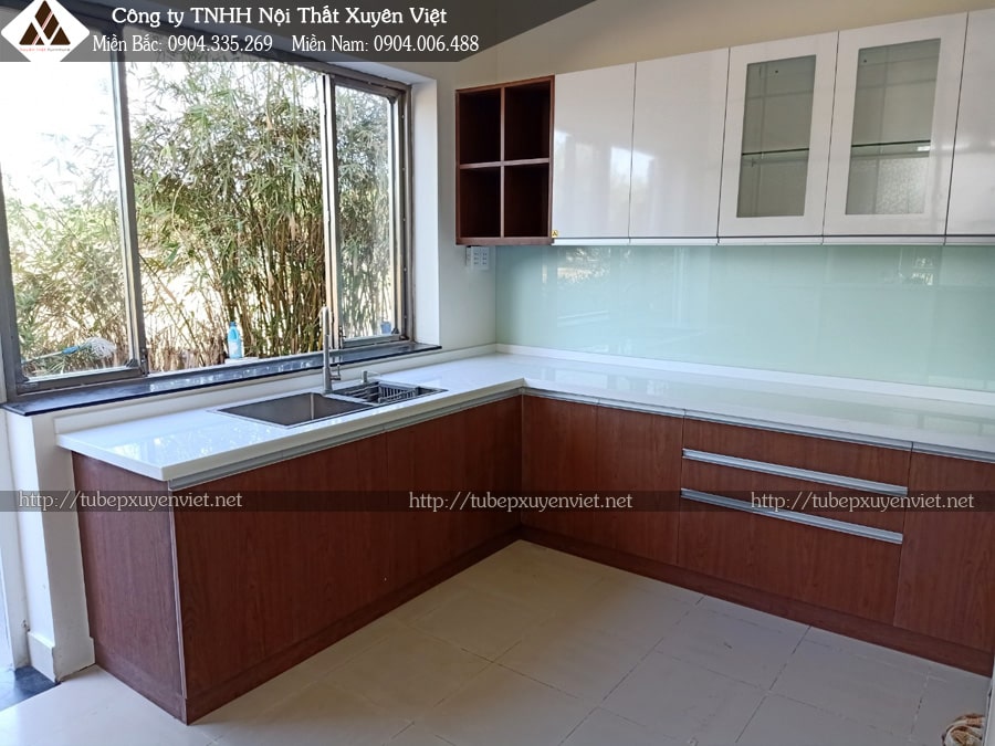 Tủ bếp laminate vân gỗ chú Phát góc chậu rửa