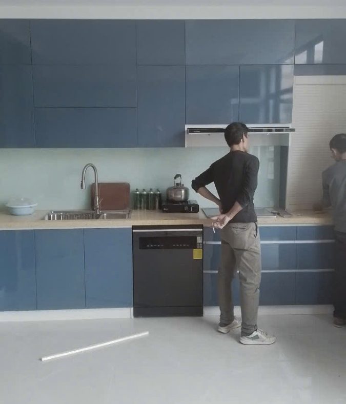 Tủ bếp nhựa chữ L nhà anh Trường được tích hợp đầy đủ các phụ kiện và thiết bị bếp thông minh