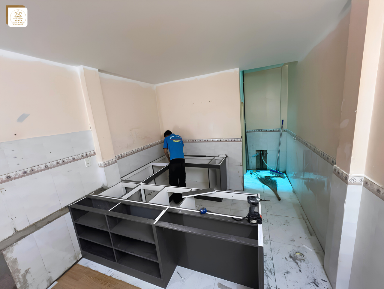Quá trình Xuyên Việt thi công tủ bếp nhựa UP230-238-165