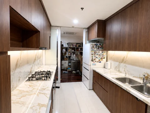 Toàn cảnh tủ bếp nhựa phủ laminate nhà chị Xuân