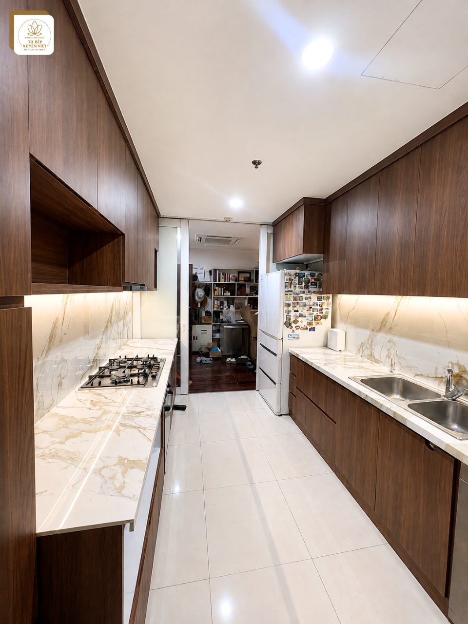 Toàn cảnh tủ bếp nhựa phủ laminate nhà chị Xuân